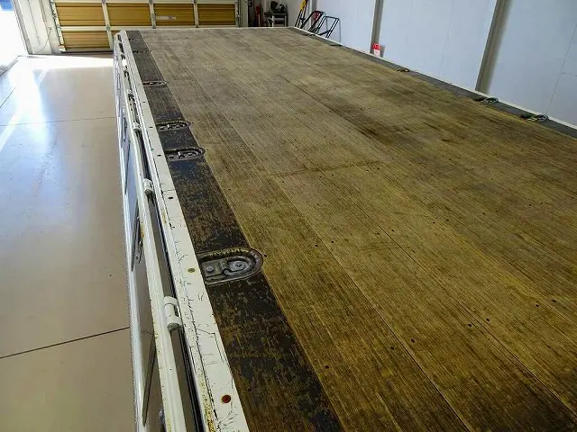 荷台内寸：556×217×40　三方開　左右セイコーラック　ロープ穴6対　埋め込みフック6対　アオリ三方上部アルミ縞鋼板　前立て鳥居アルミ縞鋼板/ステンレス製回転Jフック5個/左右作業灯　横ねた16本|いすゞ フォワード 2RG-FRR90S2(2WD)の写真26