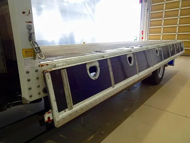 荷台内寸：556×217×40　三方開　左右セイコーラック　ロープ穴6対　埋め込みフック6対　アオリ三方上部アルミ縞鋼板　前立て鳥居アルミ縞鋼板/ステンレス製回転Jフック5個/左右作業灯　横ねた16本|いすゞ フォワード 2RG-FRR90S2(2WD)の写真27