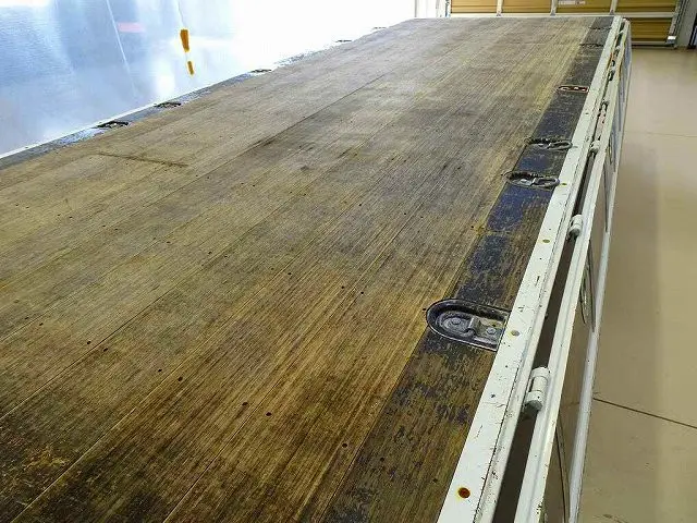 荷台内寸：556×217×40　三方開　左右セイコーラック　ロープ穴6対　埋め込みフック6対　アオリ三方上部アルミ縞鋼板　前立て鳥居アルミ縞鋼板/ステンレス製回転Jフック5個/左右作業灯　横ねた16本|いすゞ フォワード 2RG-FRR90S2(2WD)の写真28