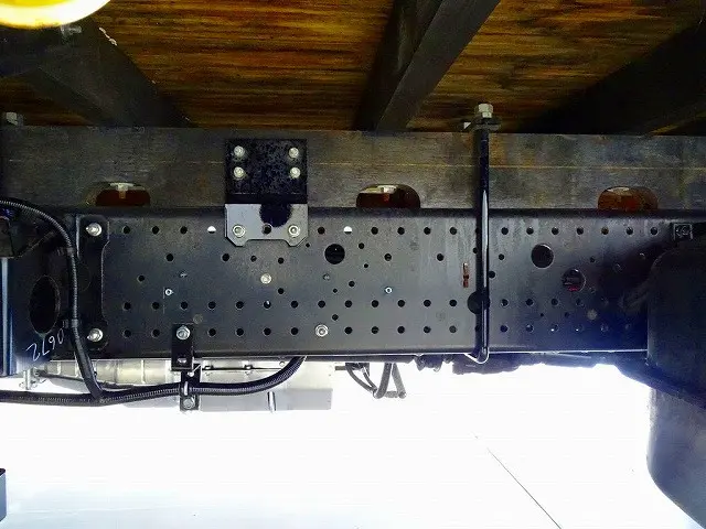 シャーシは 錆止め/マフラー塗装 仕上げに力を入れています。|いすゞ フォワード 2RG-FRR90S2(2WD)の写真39