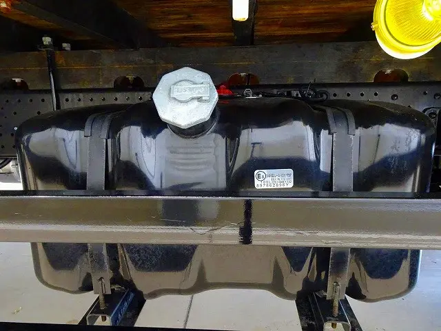 燃料タンク100L　タイヤ止め2個　クレーン足場板2枚　右シャシ中央工具箱　※スペアタイヤ欠品|いすゞ フォワード 2RG-FRR90S2(2WD)の写真40