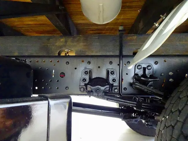 シャーシは 錆止め/マフラー塗装 仕上げに力を入れています。|いすゞ フォワード 2RG-FRR90S2(2WD)の写真41