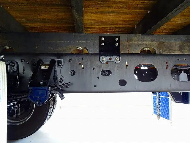 燃料タンク100L　タイヤ止め2個　クレーン足場板2枚　右シャシ中央工具箱　※スペアタイヤ欠品|いすゞ フォワード 2RG-FRR90S2(2WD)の写真42