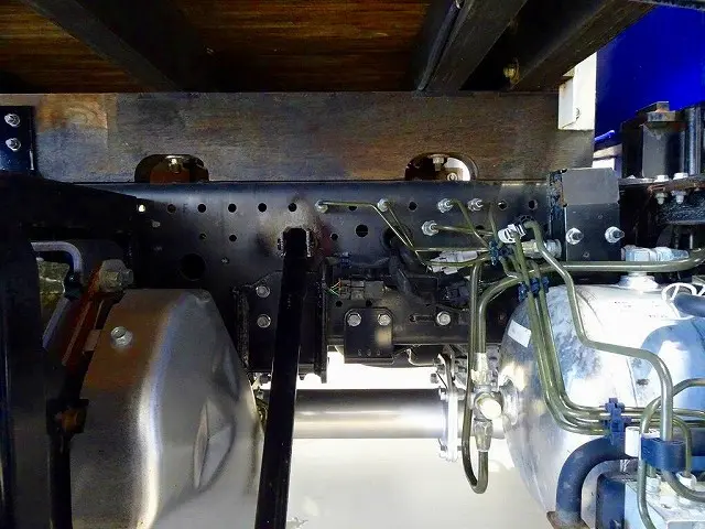 シャーシは 錆止め/マフラー塗装 仕上げに力を入れています。|いすゞ フォワード 2RG-FRR90S2(2WD)の写真45