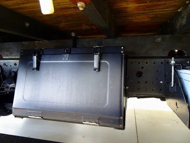 燃料タンク100L　タイヤ止め2個　クレーン足場板2枚　右シャシ中央工具箱　※スペアタイヤ欠品|いすゞ フォワード 2RG-FRR90S2(2WD)の写真46