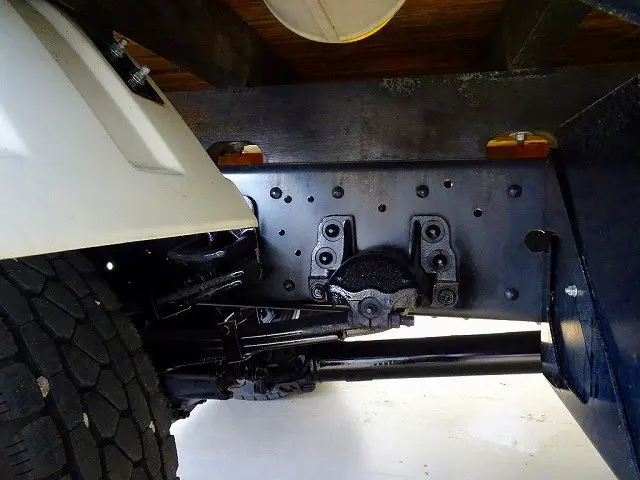 シャーシは 錆止め/マフラー塗装 仕上げに力を入れています。|いすゞ フォワード 2RG-FRR90S2(2WD)の写真47