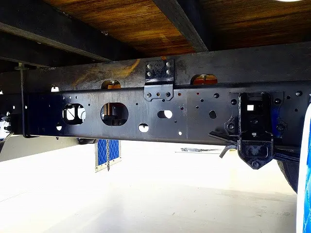 燃料タンク100L　タイヤ止め2個　クレーン足場板2枚　右シャシ中央工具箱　※スペアタイヤ欠品|いすゞ フォワード 2RG-FRR90S2(2WD)の写真48