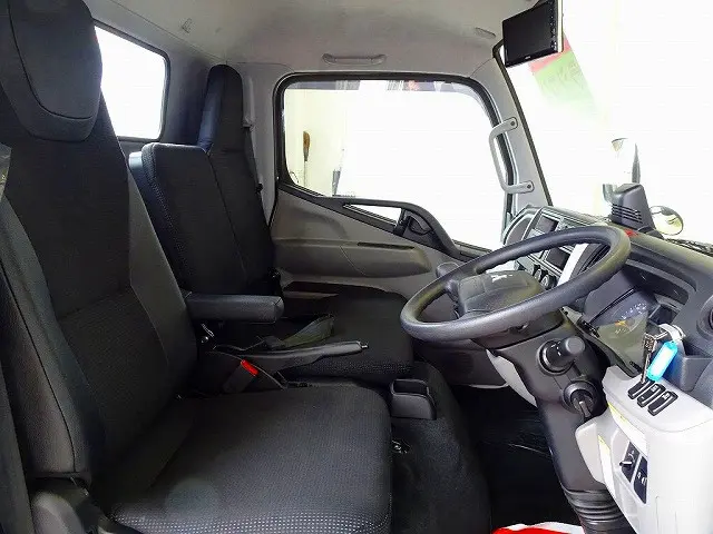 坂道発進補助装置 車線逸脱警報装置 衝突被害軽減ブレーキ アイドリングストップ LEDヘッドライト フォグランプ トラクションコントロール|三菱 キャンター 2RG-FEAV0(2WD)の写真6