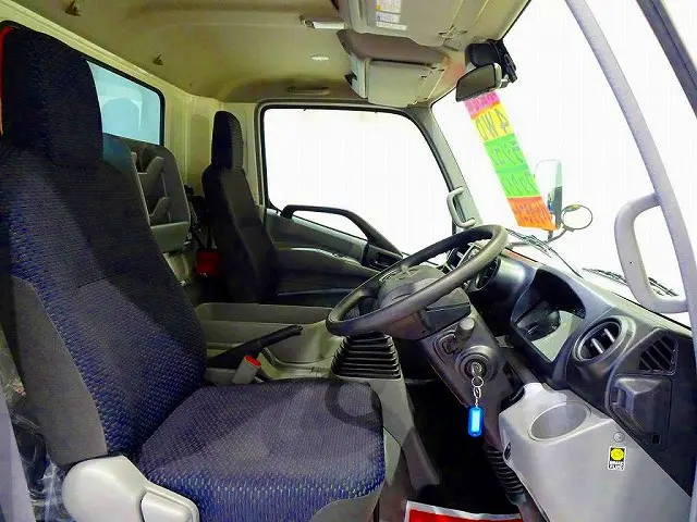 車線逸脱警報装置　衝突被害軽減ブレーキ　アイドリングストップ　フォグランプ　トラクションコントロール　室内LED灯　クリアランスソナー　ヘッドライトウォッシャー　|日野 デュトロ 2DG-XZU775M(4WD)の写真6