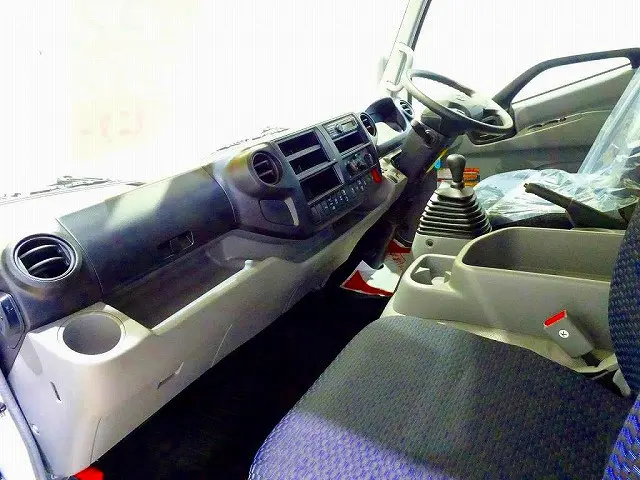 AC　PS　PW　SRS　ABS　集中ドアロック　左右電格ミラー/ヒーター　AM/FM　ルームミラー式バックモニター　ターボ　排気ブレーキ　坂道発進補助装置　フロア5MT|日野 デュトロ 2DG-XZU775M(4WD)の写真7