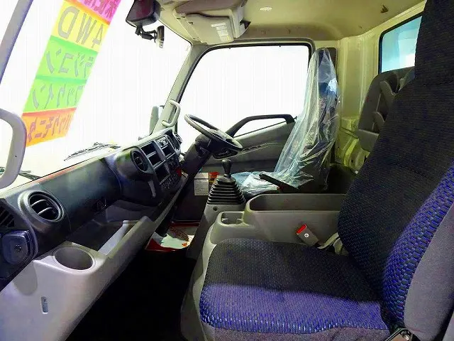 車線逸脱警報装置　衝突被害軽減ブレーキ　アイドリングストップ　フォグランプ　トラクションコントロール　室内LED灯　クリアランスソナー　ヘッドライトウォッシャー　|日野 デュトロ 2DG-XZU775M(4WD)の写真8