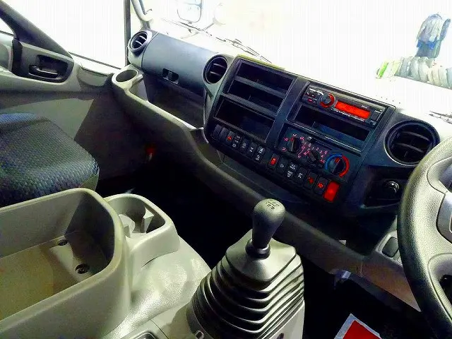 AC　PS　PW　SRS　ABS　集中ドアロック　左右電格ミラー/ヒーター　AM/FM　ルームミラー式バックモニター　ターボ　排気ブレーキ　坂道発進補助装置　フロア5MT|日野 デュトロ 2DG-XZU775M(4WD)の写真9