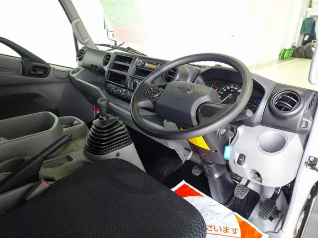 AC　PS　PW　SRS　ABS　集中ドアロック　左右電格ミラー/ヒーター　Bluetooth　ルームミラー式バックモニター　ターボ　排気ブレーキ　坂道発進補助装置　フロア5MT|日野 デュトロ 2DG-XZU775M(4WD)の写真5