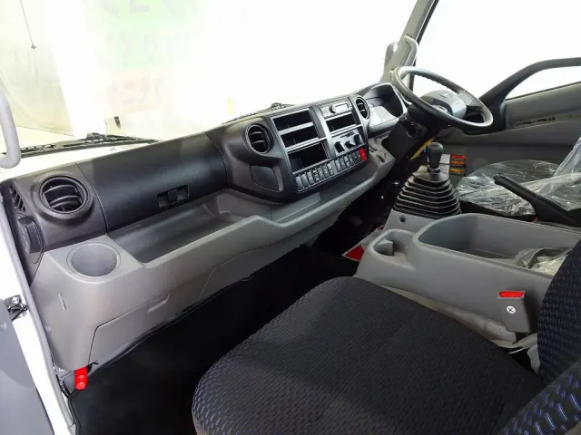 AC　PS　PW　SRS　ABS　集中ドアロック　左右電格ミラー/ヒーター　Bluetooth　ルームミラー式バックモニター　ターボ　排気ブレーキ　坂道発進補助装置　フロア5MT|日野 デュトロ 2DG-XZU775M(4WD)の写真8