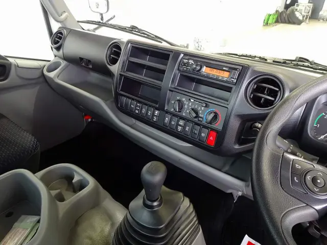 AC　PS　PW　SRS　ABS　集中ドアロック　左右電格ミラー/ヒーター　Bluetooth　ルームミラー式バックモニター　ターボ　排気ブレーキ　坂道発進補助装置　フロア5MT|日野 デュトロ 2DG-XZU775M(4WD)の写真10