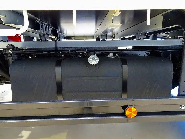 燃料タンク100L シャーシは 錆止め/マフラー塗装 仕上げに力を入れています。|トヨタ ダイナ 2RG-XZU712(2WD)の写真41