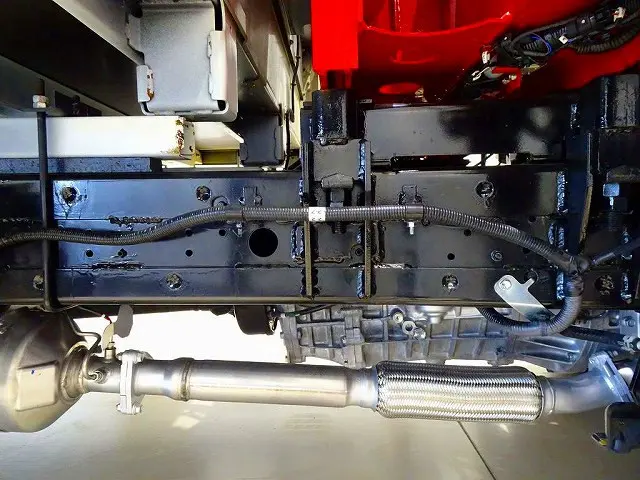 燃料タンク100L シャーシは 錆止め/マフラー塗装 仕上げに力を入れています。|トヨタ ダイナ 2RG-XZU712(2WD)の写真46