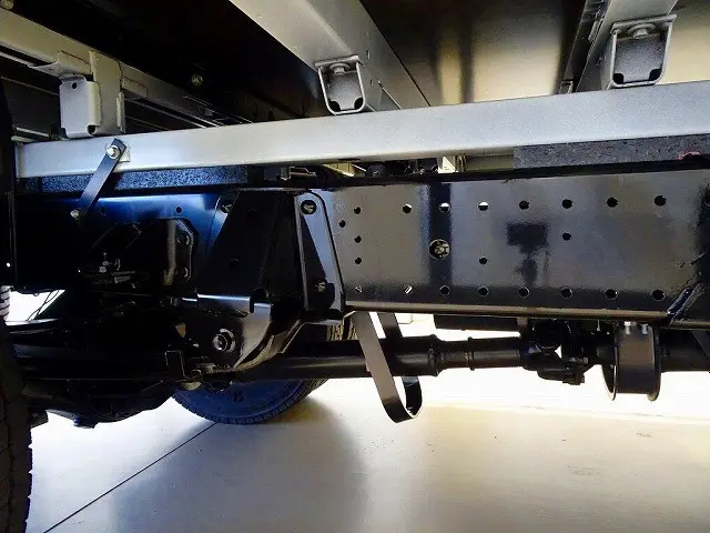 燃料タンク100L シャーシは 錆止め/マフラー塗装 仕上げに力を入れています。|トヨタ ダイナ 2RG-XZU712(2WD)の写真47