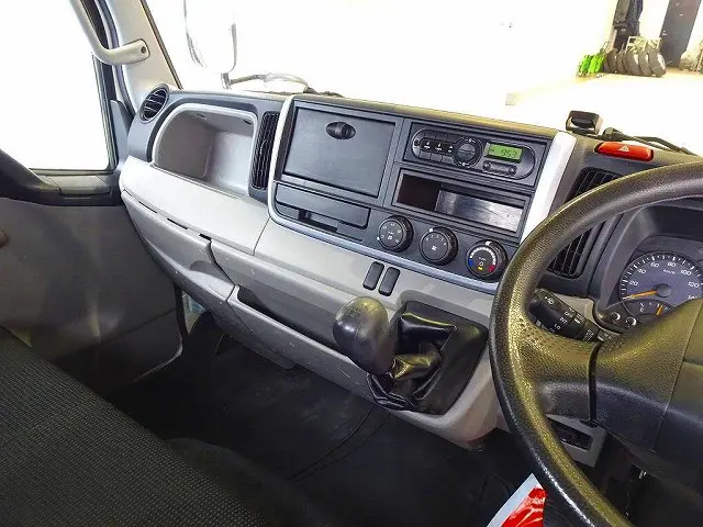 AC PS PW SRS ABS キーレス 左電格ミラー 運転席肘掛け ETC アドブルー ターボ 排気ブレーキ|三菱 キャンター TPG-FBA50(2WD)の写真9