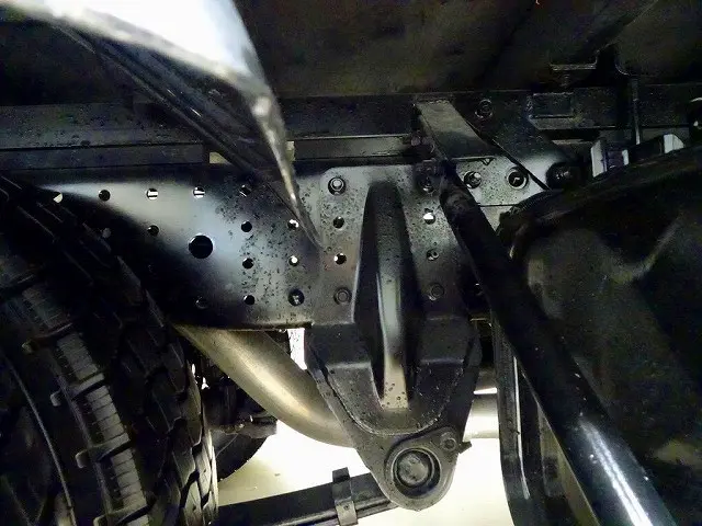 シャーシは 錆止め/マフラー塗装 仕上げに力を入れています。|三菱 キャンター TPG-FBA50(2WD)の写真45