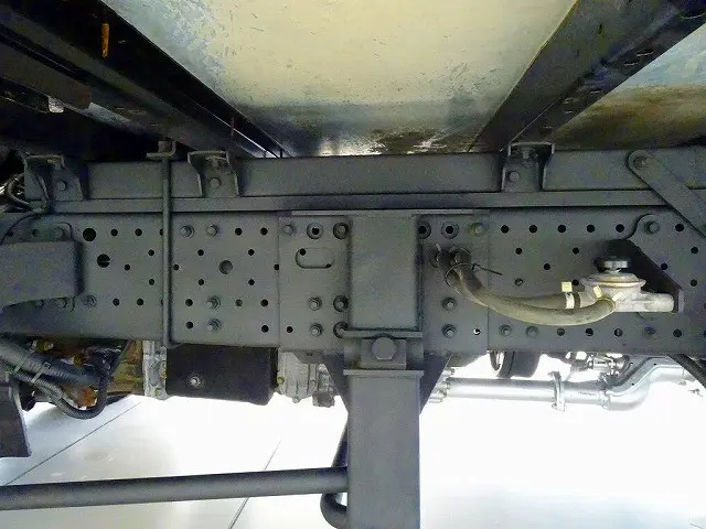 左シャシ中央工具箱 シャーシは 錆止め/マフラー塗装 仕上げに力を入れています。|いすゞ エルフ 2RG-NPS88AN(4WD)の写真34