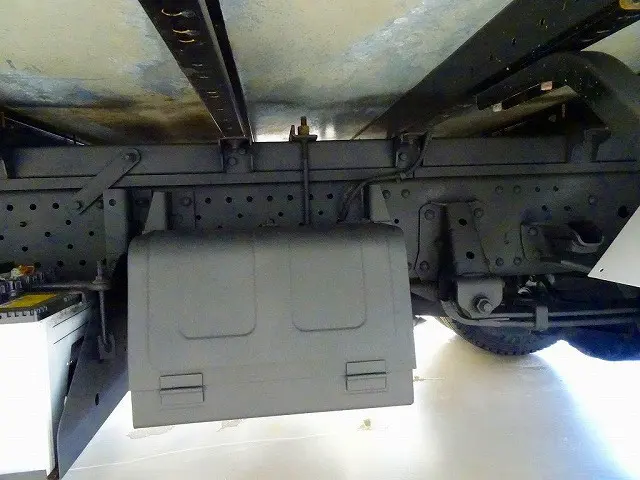 左シャシ中央工具箱 シャーシは 錆止め/マフラー塗装 仕上げに力を入れています。|いすゞ エルフ 2RG-NPS88AN(4WD)の写真35