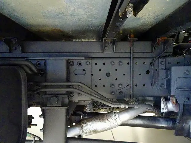 左シャシ中央工具箱 シャーシは 錆止め/マフラー塗装 仕上げに力を入れています。|いすゞ エルフ 2RG-NPS88AN(4WD)の写真39