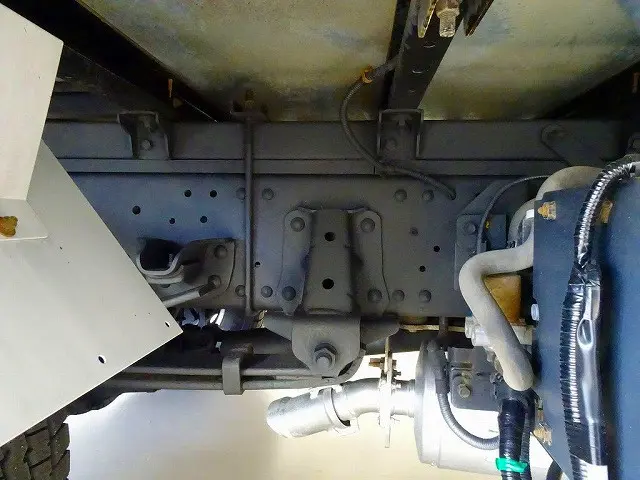 左シャシ中央工具箱 シャーシは 錆止め/マフラー塗装 仕上げに力を入れています。|いすゞ エルフ 2RG-NPS88AN(4WD)の写真41