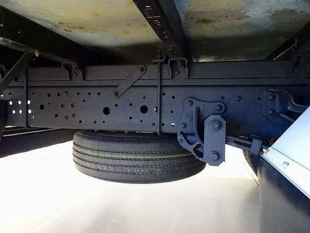 左シャシ中央工具箱 シャーシは 錆止め/マフラー塗装 仕上げに力を入れています。|いすゞ エルフ 2RG-NPS88AN(4WD)の写真42