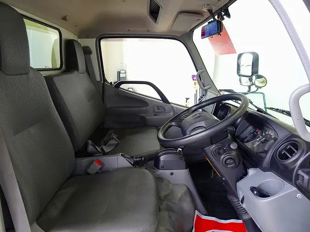 ターボ　排気ブレーキ　アイドリングストップ　トラクションコントロール　電動パーキングブレーキ　フロアAT　2ペダル|トヨタ トヨエース 2RG-XZC605(2WD)の写真6