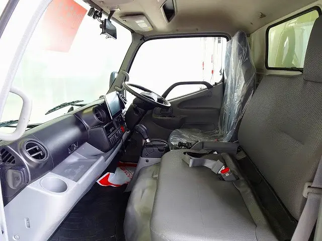 ターボ　排気ブレーキ　アイドリングストップ　トラクションコントロール　電動パーキングブレーキ　フロアAT　2ペダル|トヨタ トヨエース 2RG-XZC605(2WD)の写真9