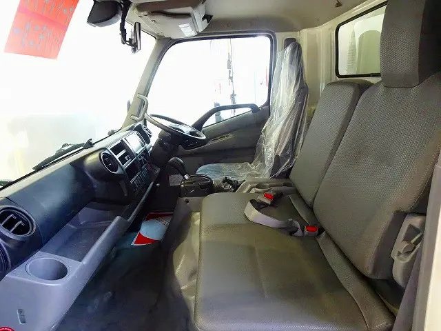 車線逸脱警報装置 衝突被害軽減ブレーキ アイドリングストップ トラクションコントロール 電動パーキングブレーキ フロントコーナーセンサー ヘッドライトウォッシャー 導風板|トヨタ トヨエース 2RG-XZU710(2WD)の写真9