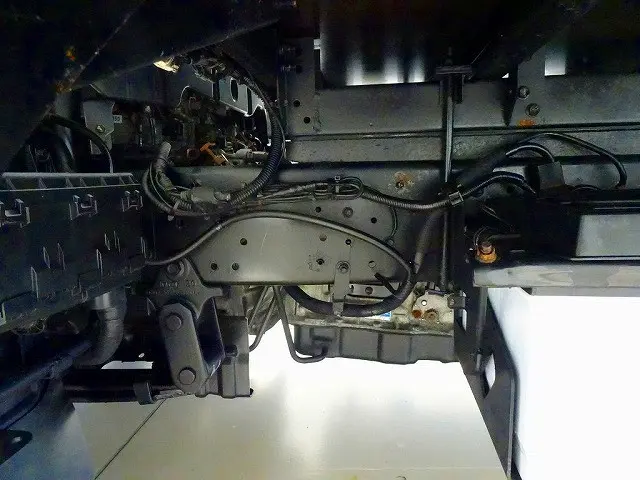 左シャシ中央工具箱 シャーシは 錆止め/マフラー塗装 仕上げに力を入れています。|トヨタ トヨエース 2RG-XZU710(2WD)の写真38