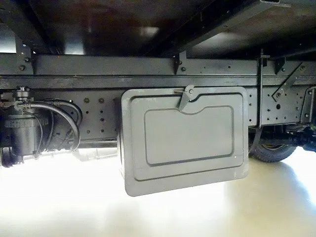 左シャシ中央工具箱 シャーシは 錆止め/マフラー塗装 仕上げに力を入れています。|トヨタ トヨエース 2RG-XZU710(2WD)の写真39