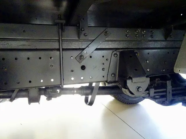 左シャシ中央工具箱 シャーシは 錆止め/マフラー塗装 仕上げに力を入れています。|トヨタ トヨエース 2RG-XZU710(2WD)の写真40