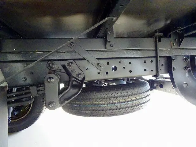 左シャシ中央工具箱 シャーシは 錆止め/マフラー塗装 仕上げに力を入れています。|トヨタ トヨエース 2RG-XZU710(2WD)の写真41