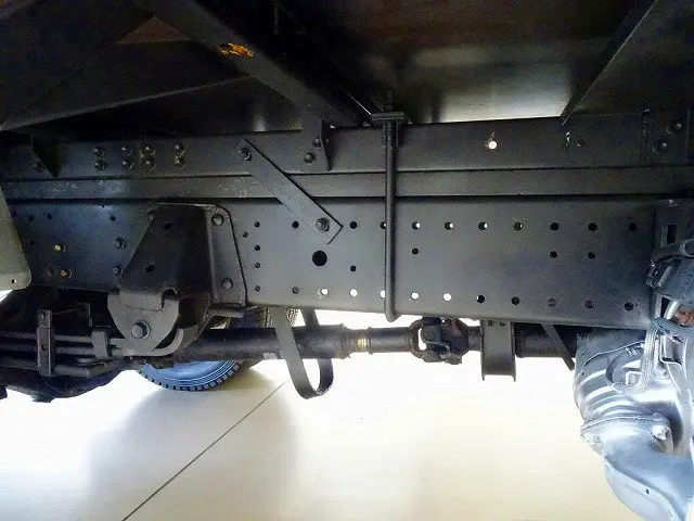 左シャシ中央工具箱 シャーシは 錆止め/マフラー塗装 仕上げに力を入れています。|トヨタ トヨエース 2RG-XZU710(2WD)の写真45