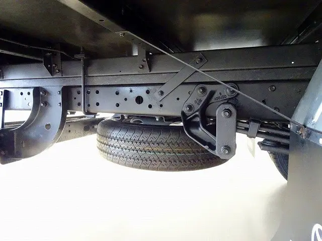 左シャシ中央工具箱 シャーシは 錆止め/マフラー塗装 仕上げに力を入れています。|トヨタ トヨエース 2RG-XZU710(2WD)の写真46