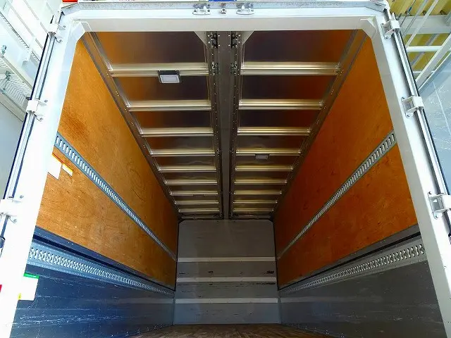 荷台内寸:623×241×240 左右セイコーラック ラッシングレール2段(61cm/140cm) 床フック5対 荷室リア入口回転渡し板付 荷室LED灯3個 格納ゲート/1,000kg付|いすゞ フォワード 2RG-FRR90T2(2WD)の写真19