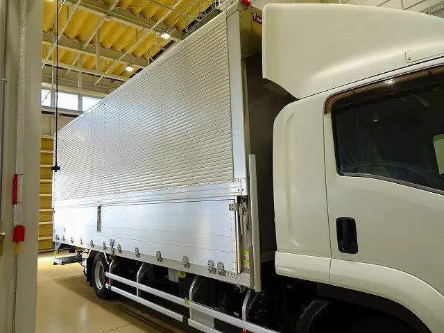 荷台内寸:623×241×240 左右セイコーラック ラッシングレール2段(61cm/140cm) 床フック5対 荷室リア入口回転渡し板付 荷室LED灯3個 純正エアディフレクター|いすゞ フォワード 2RG-FRR90T2(2WD)の写真23