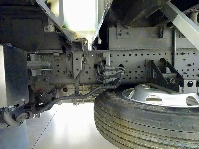 シャーシは 錆止め/マフラー塗装 仕上げに力を入れています。|いすゞ フォワード 2RG-FRR90T2(2WD)の写真40