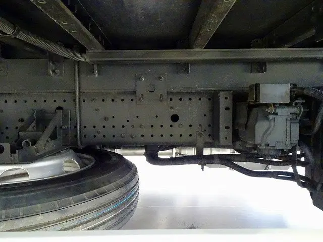 シャーシは 錆止め/マフラー塗装 仕上げに力を入れています。|いすゞ フォワード 2RG-FRR90T2(2WD)の写真41