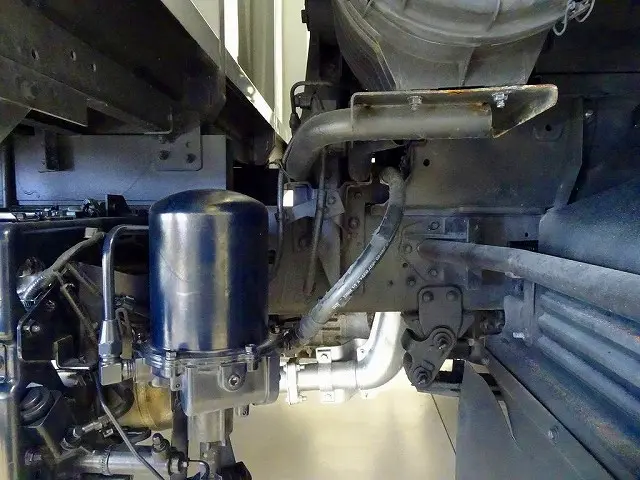 シャーシは 錆止め/マフラー塗装 仕上げに力を入れています。|いすゞ フォワード 2RG-FRR90T2(2WD)の写真45