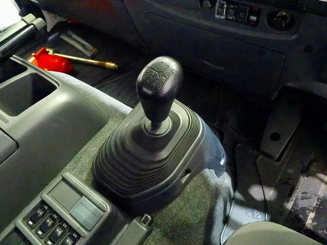 いすゞ フォワード 2RG-FRR90T2(2WD)の写真16