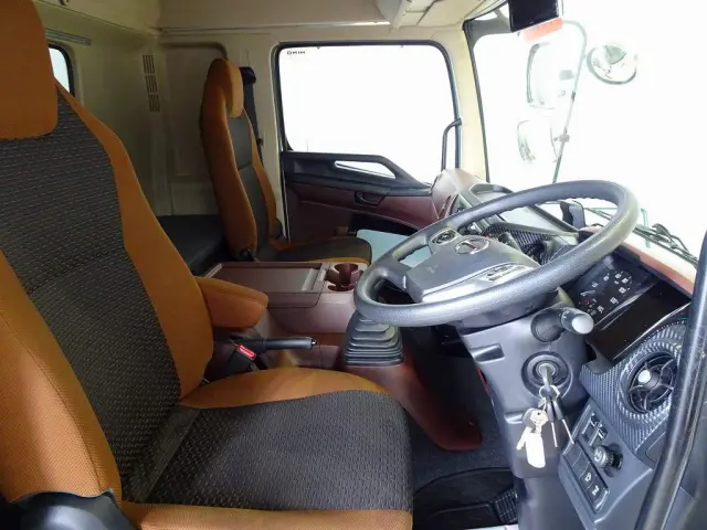 クルーズコントロール ESスタート 車線逸脱警報装置 PCS アイドリングストップ LEDヘッドライト/フォグランプ TRC ハイルーフ 消火器1個 フロア6MT|日野 レンジャー 2PG-FD2ABA(2WD)の写真6