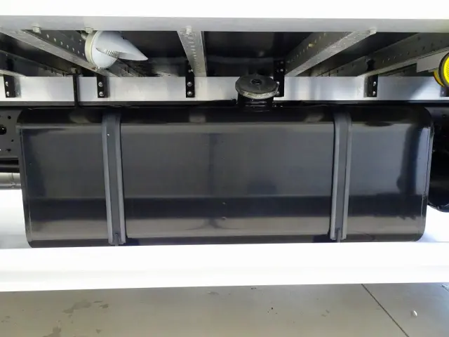 燃料タンク200L タイヤ止め2個 左シャシリア3連タイヤチェーンフック 右シャシリア工具箱|日野 レンジャー 2PG-FD2ABA(2WD)の写真42