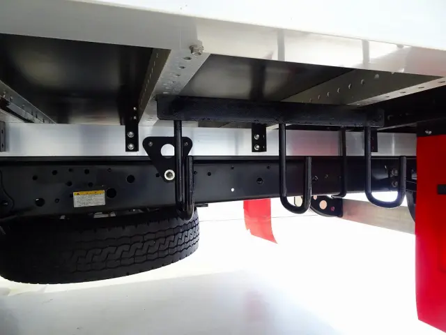 燃料タンク200L タイヤ止め2個 左シャシリア3連タイヤチェーンフック 右シャシリア工具箱|日野 レンジャー 2PG-FD2ABA(2WD)の写真43