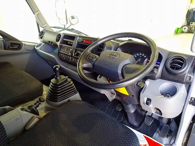 AC PS PW SRS ABS キーフリー 左電格ミラー Bluetooth ETC2.0 バックモニター ドライブレコーダー ターボ 排気ブレーキ 坂道発進補助装置 フロア6MT|日野 デュトロ 2PG-XZU722M(2WD)の写真5
