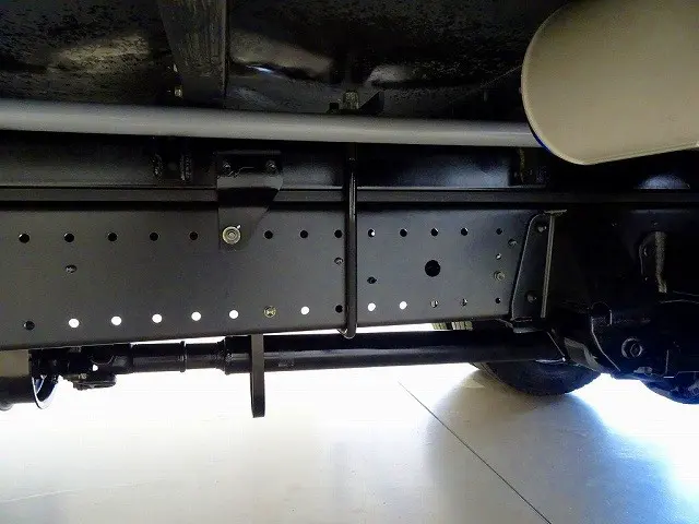 シャーシは 錆止め/マフラー塗装 仕上げに力を入れています。|日野 デュトロ 2PG-XZU722M(2WD)の写真41