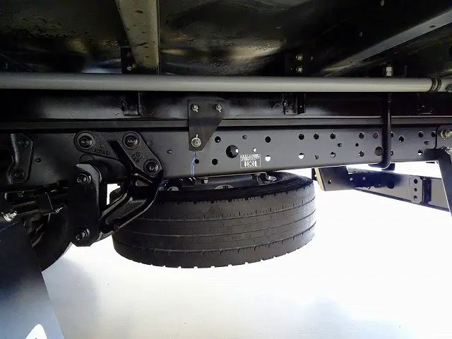 シャーシは 錆止め/マフラー塗装 仕上げに力を入れています。|日野 デュトロ 2PG-XZU722M(2WD)の写真42